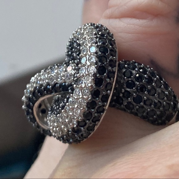 Sterling silver white and black crystal knot ring - Picture 5 of 7